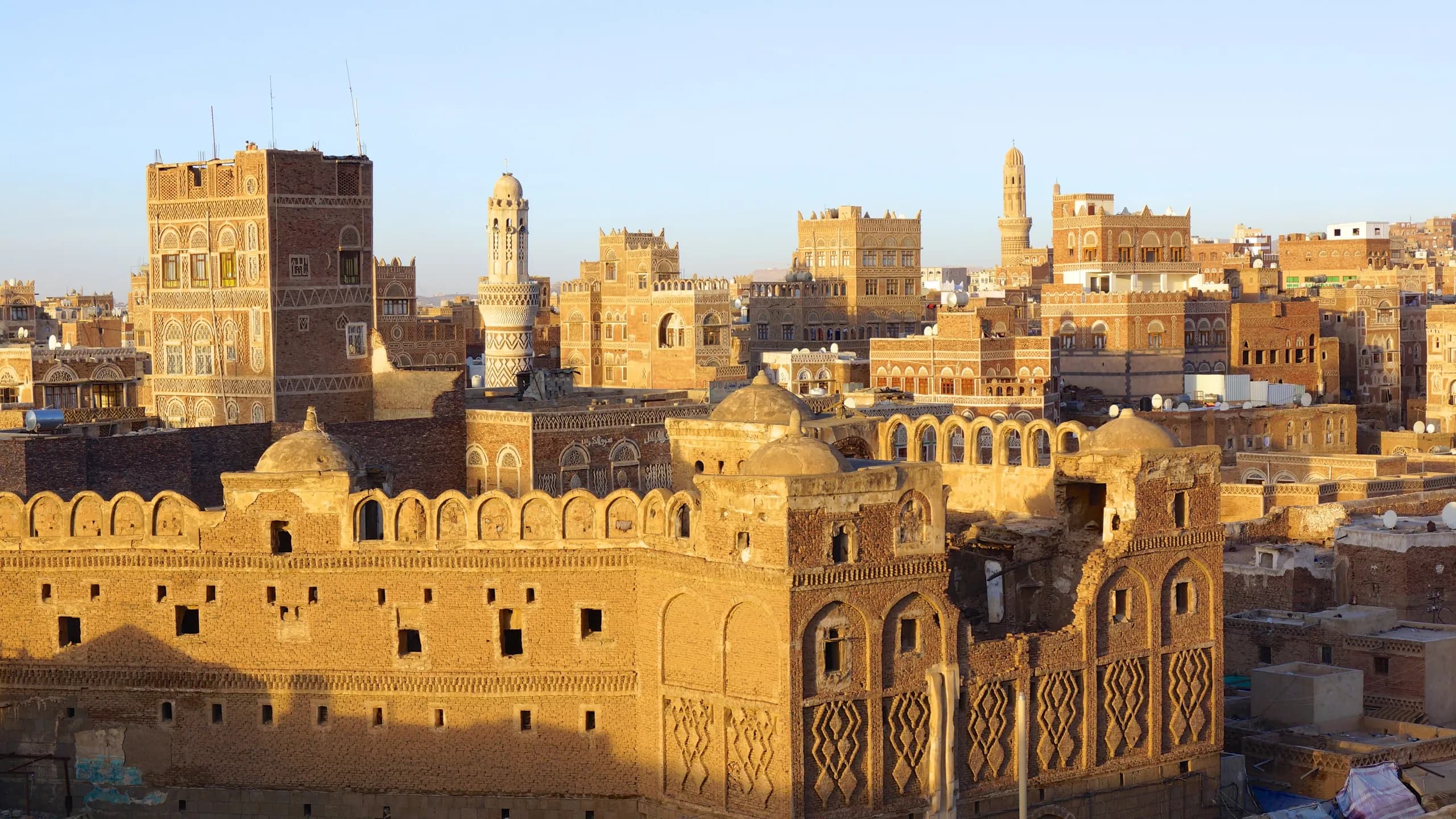 البيوت البرجية والمآذن والقباب في صنعاء القديمة في ضوء العصر الذهبي