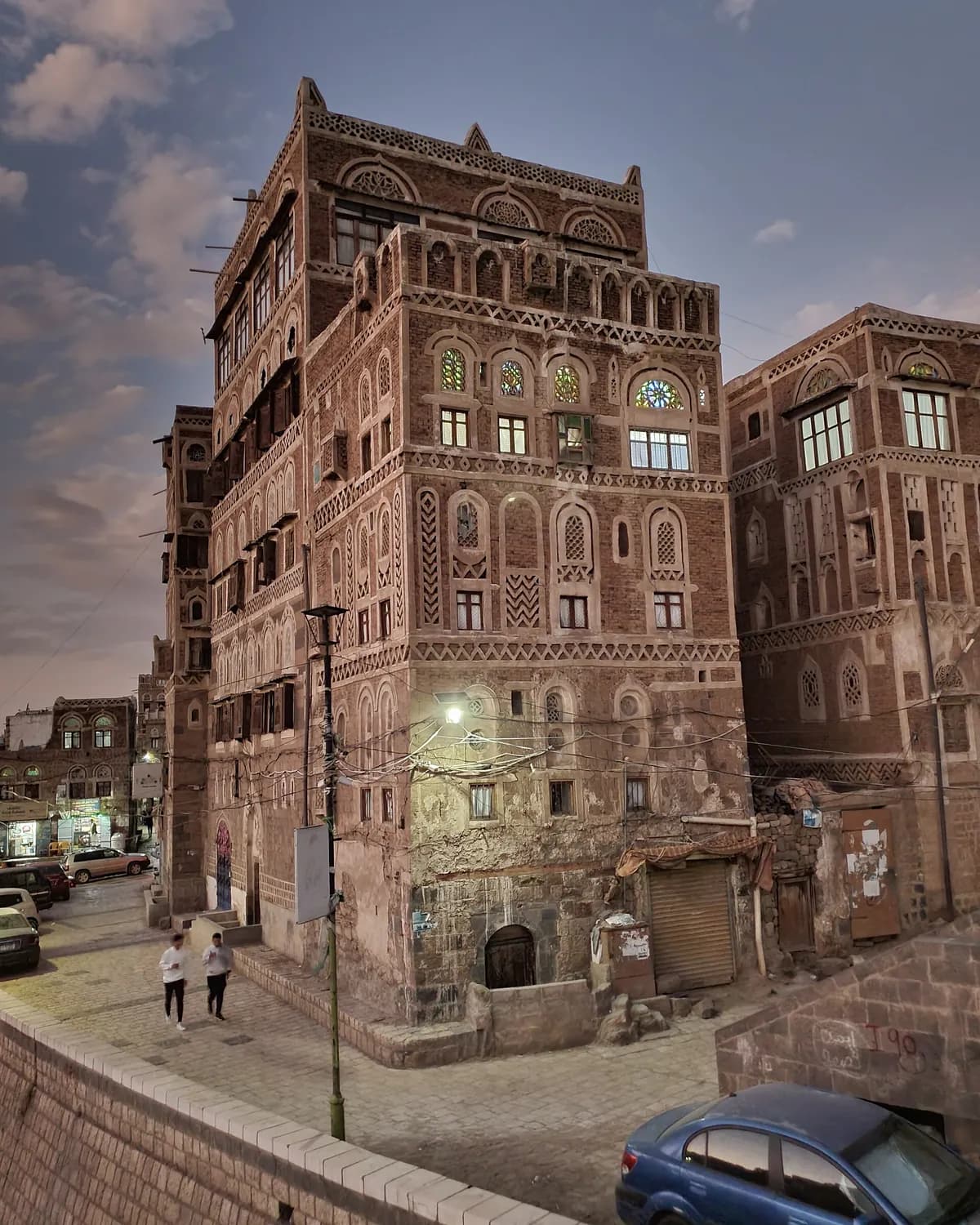 البيوت البرجية التقليدية في صنعاء القديمة وقت الغروب بزخارفها الجصية البيضاء